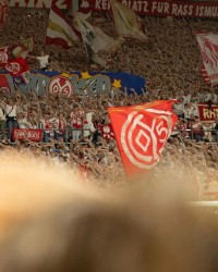 美因茨因球迷燃放烟火被罚4万欧元；若再犯将关闭部分看台